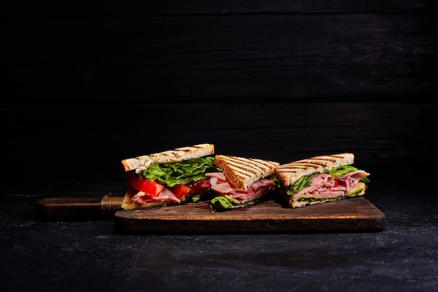 Panino pomodoro, lattuga e formaggio giallo