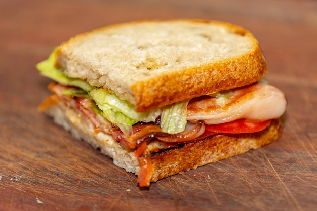 Panino rustico tradizionale con pancetta e insalata