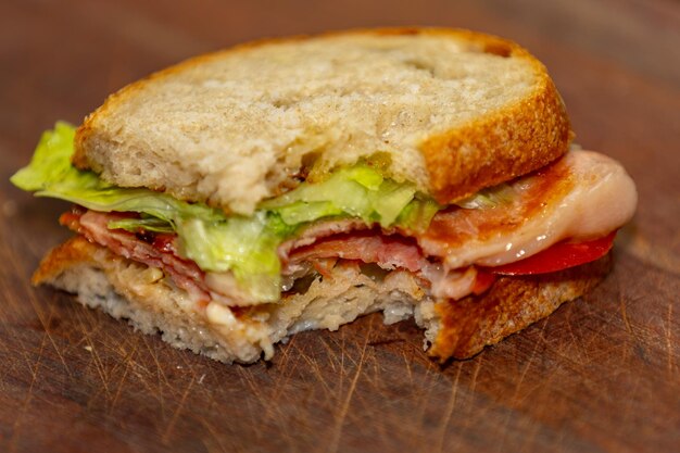 Panino rustico tradizionale con pancetta e insalata