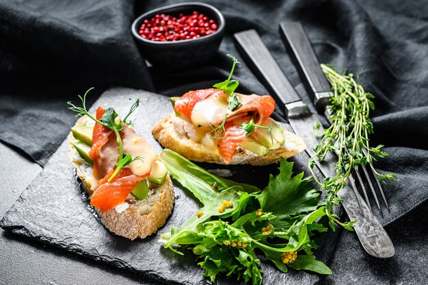 Panino sano con avocado e salmone