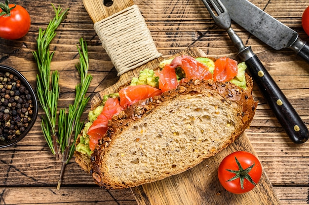 Panino sano con avocado e salmone.