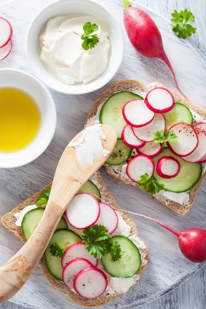 Panino sano con cetriolo ravanello e crema di formaggio