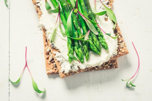 Panino sano con formaggio cremoso e asparagi