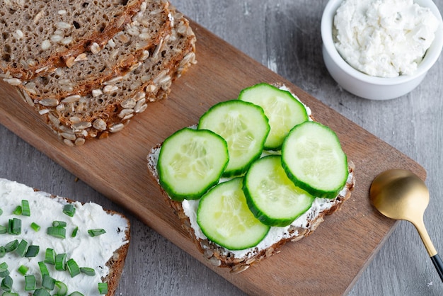 Panino sano con ricotta bianca e cetriolo