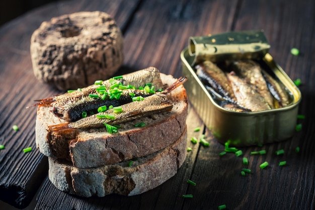 Panino sano con sardine, erba cipollina e pane integrale