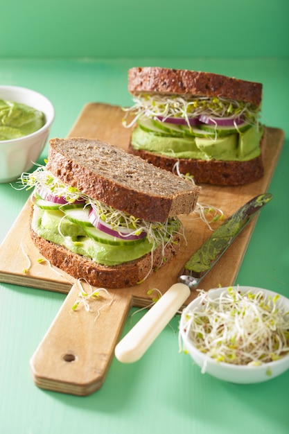 Panino sano della segale con i germogli di erba medica del cetriolo dell'avocado