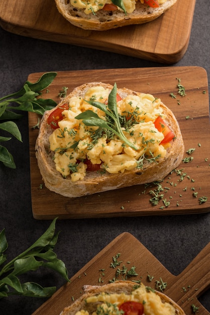 Panino saporito con l&#39;uovo e le verdure sulla vecchia priorità bassa di legno del blocco