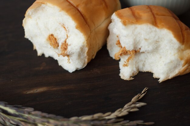 Panino saporito sul bordo di legno scuro.