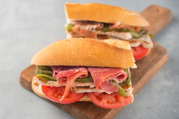 Panino Serranito tipico dell'Andalusia con prosciutto, pepe verde e lonza di maiale alla griglia