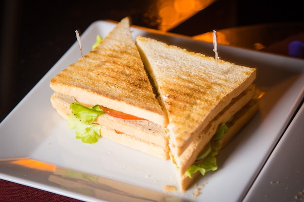 Panino sul piatto bianco