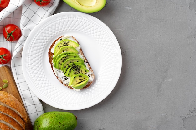 Panino tostato dell'avocado per la prima colazione, vista superiore