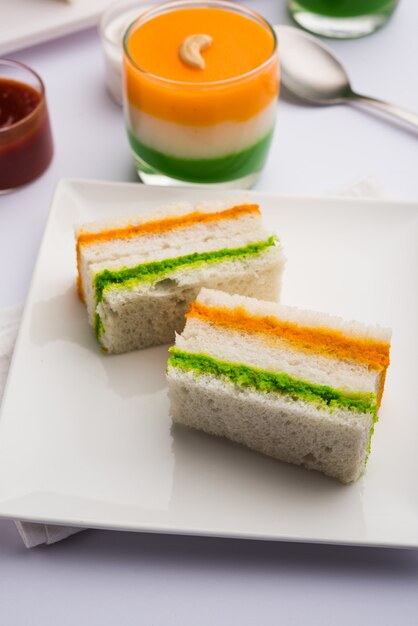 Panino tricolore Tiranga con chutney arancione e verde immagine perfetta per la repubblica indiana o il saluto del giorno dell'indipendenza