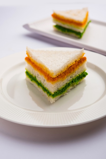 Panino tricolore Tiranga con chutney arancione e verde immagine perfetta per la repubblica indiana o il saluto del giorno dell'indipendenza