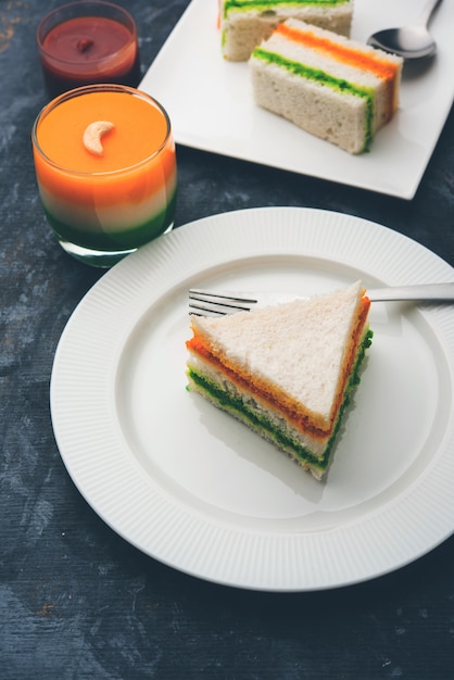 Panino tricolore Tiranga con chutney arancione e verde immagine perfetta per la repubblica indiana o il saluto del giorno dell'indipendenza