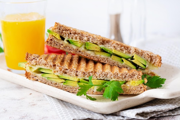 Panino vegano con formaggio e avocado Colazione vegetariana