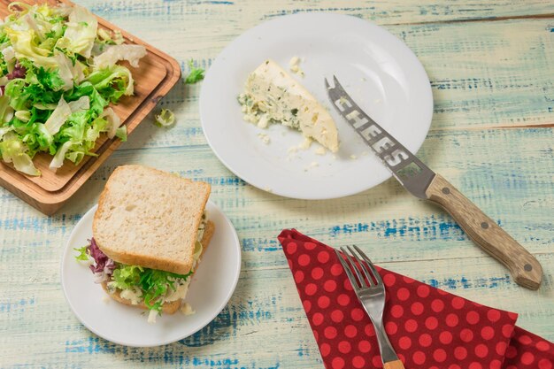 Panino vegetariano con insalata e formaggio blu su uno sfondo di legno Dieta sana