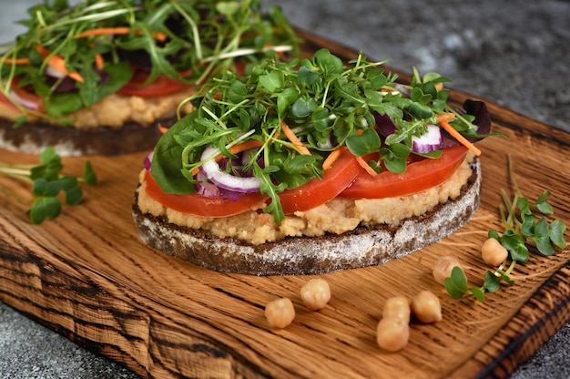 Panino vegetariano con microgreen