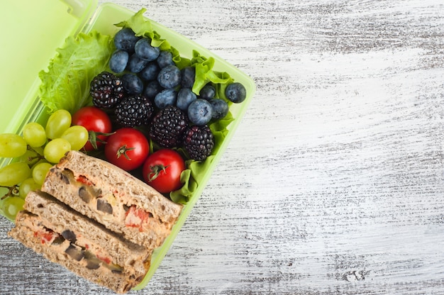 Panino vegetariano e frutti di bosco