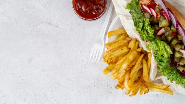 Panino vista dall'alto con patatine fritte