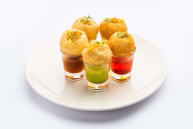 Panipuri Shots o Golgappa Shots diversi gusti di acqua serviti in bicchierini con spuntino indiano puri ripieno