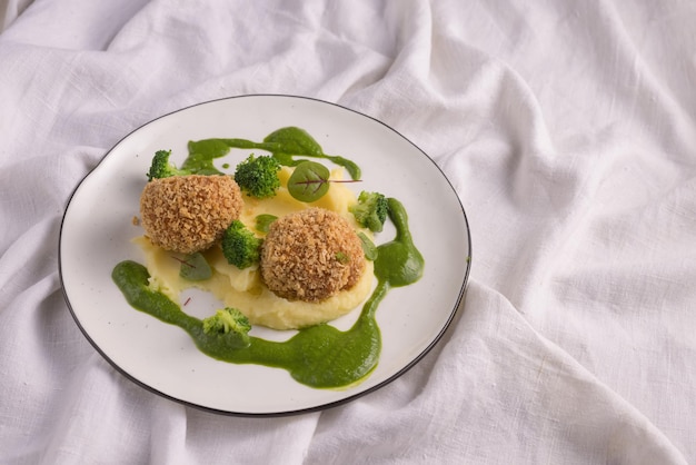 Panko impanato di carne con patate su un fondo di tessuto chiaro