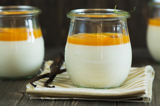 Panna cotta alla vaniglia con salsa di frutta