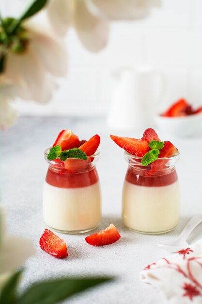 Panna cotta alla vaniglia e fragole fresche, foglie di menta