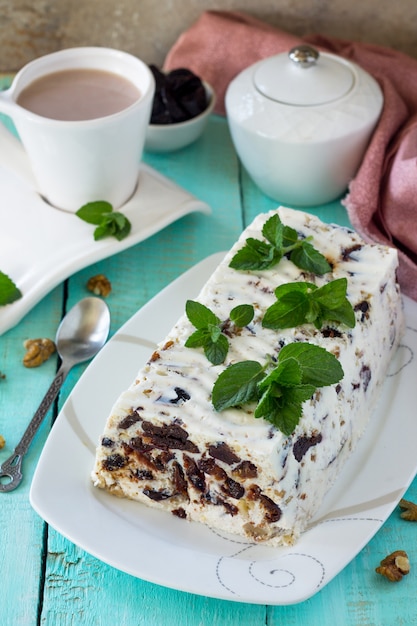 Panna cotta alle prugne con noci e menta