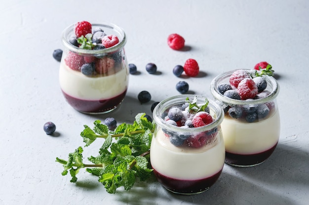 Panna cotta con frutti di bosco