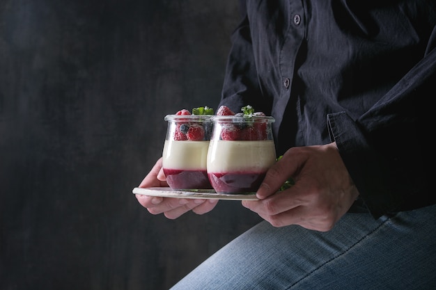 Panna cotta con frutti di bosco