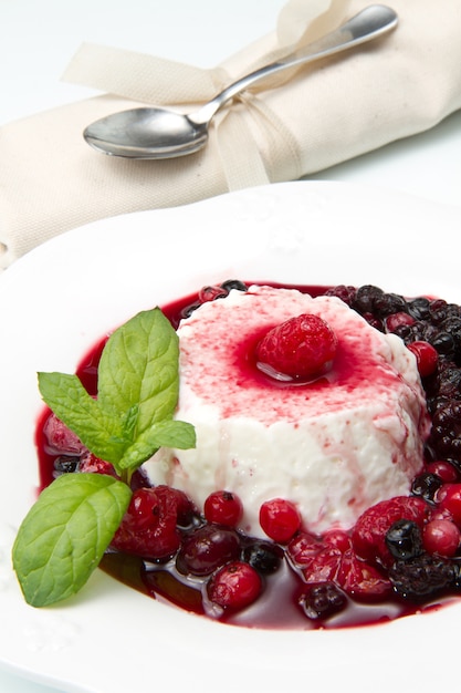 panna cotta con frutti di bosco