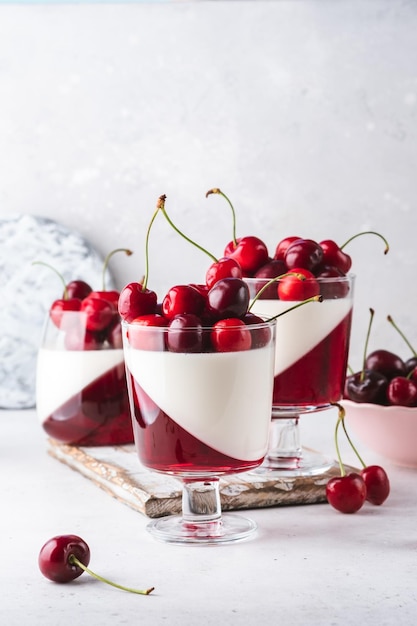 Panna cotta con gelatina di ciliegie