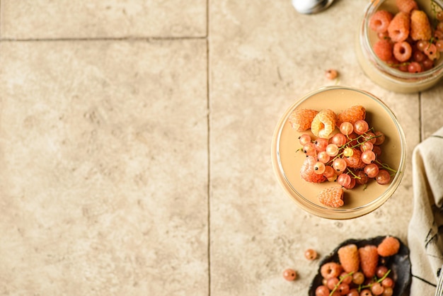 panna cotta con lamponi e ribes