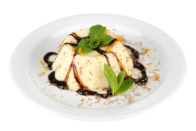 Panna cotta con salsa al cioccolato isolata su bianco