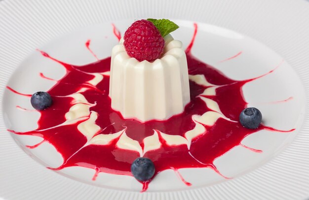 Panna cotta con salsa di lamponi