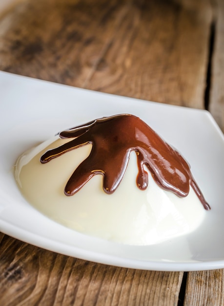 Panna cotta con topping al cioccolato