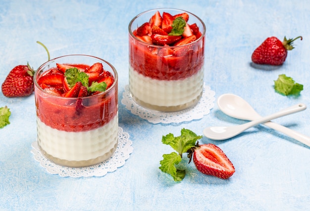 Panna cotta di fragole alla vaniglia dolce italiano tradizionale