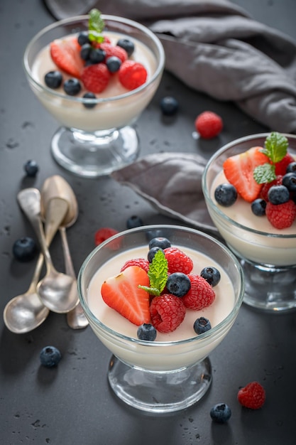 Panna Cotta fatta in casa e gustosa a base di panna e vaniglia