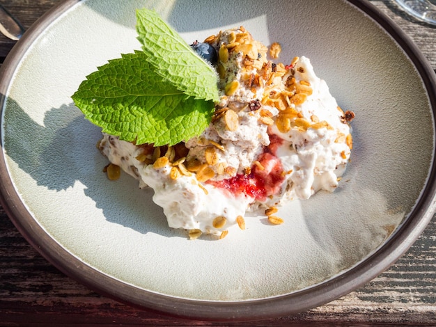 Panna montata con frutti di bosco e delizioso dessert di farina d'avena