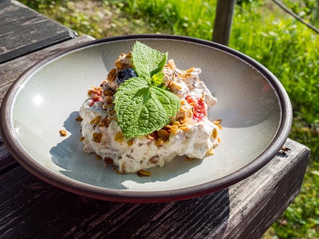 Panna montata con frutti di bosco e delizioso dessert di farina d'avena