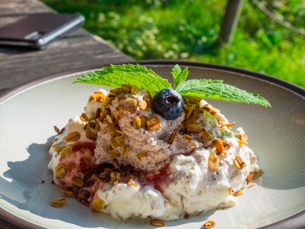 Panna montata con frutti di bosco e delizioso dessert di farina d'avena