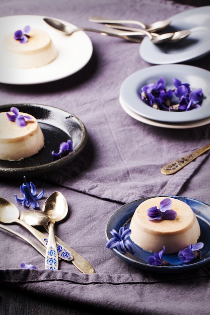 Pannacotta al caramello con fiori viola