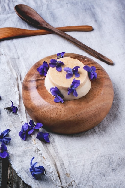 Pannacotta al caramello con fiori viola