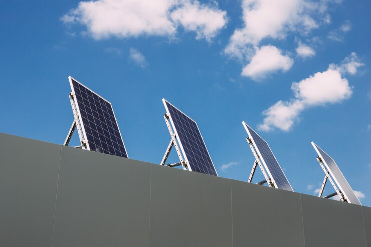 Pannelli a energia solare sul tetto della casa. Energia verde, energia alternativa rinnovabile
