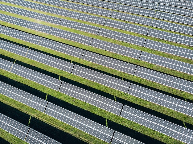 Pannelli solari a volo d'uccello. Enorme quantità di pannelli solari per creare energia pulita. Concetto energetico