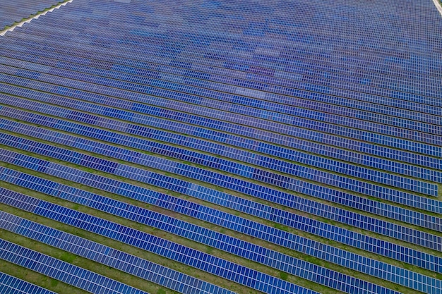 Pannelli solari con cielo soleggiato Pannelli solari blu sfondo di energia rinnovabile di moduli fotovoltaici