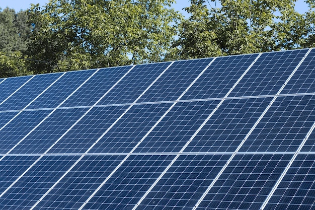 Pannelli solari con il cielo soleggiato Sfondo di pannelli solari blu di moduli fotovoltaici