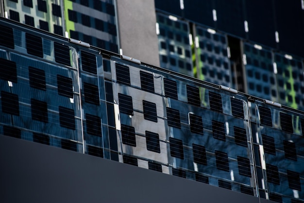 Pannelli solari e sfondo blu cielo Fattoria di celle solari sul tetto Moduli fotovoltaici per rinnovabili