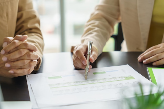 Pannelli solari, energia verde Uomini d'affari che lavorano in uffici verdi ed ecologici, incontrano idee creative per affari ecologici, professionali, insegnano alle persone aziendali elettricità sostenibile