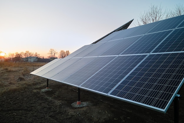 Pannelli solari fotovoltaici montati su telaio autonomo sul cortile per la generazione di energia elettrica pulita ed ecologica Concetto di casa autonoma